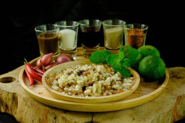 Baharatlı salata aromalı kırmızı karınca yumurtası Tayland 'ın yerel yemeği, kuzeydoğu bölgesi, siyah arka plan.