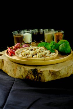 Baharatlı salata aromalı kırmızı karınca yumurtası Tayland 'ın yerel yemeği, kuzeydoğu bölgesi, siyah arka plan.