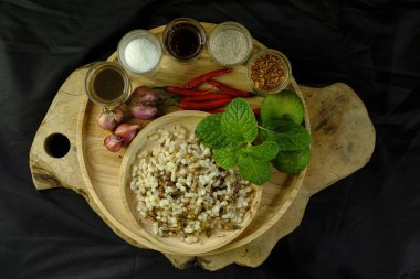 Baharatlı salata aromalı kırmızı karınca yumurtası Tayland 'ın yerel yemeği, kuzeydoğu bölgesi, siyah arka plan.