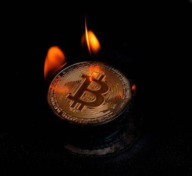 Finansal kriz ve ekonomik çöküşü temsil eden yanan Bitcoin sembolleri