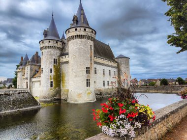 Sully-sur-Loire Şatosu, Fransa. Kale Loire Vadisi 'nde. Sully-sur-Loire, Fransa.