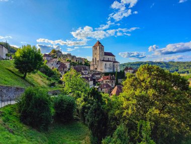 Saint-Cirq-Lapopie Ortaçağ Old Town, bir (Les Plus Beaux köy), Fransa'nın en güzel köy çok Nehri Vadisi, kayalık bir tepe üzerinde yer alan