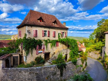 Saint-Cirq-Lapopie Ortaçağ Old Town, bir (Les Plus Beaux köy), Fransa'nın en güzel köy çok Nehri Vadisi, kayalık bir tepe üzerinde yer alan