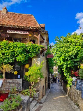 Saint-Cirq-Lapopie Ortaçağ Old Town, bir (Les Plus Beaux köy), Fransa'nın en güzel köy çok Nehri Vadisi, kayalık bir tepe üzerinde yer alan