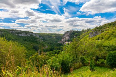 Fransa 'nın Rocamadour kasabasının ünlü dini simgelerine tepeden bakan