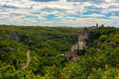 Fransa 'nın Rocamadour kasabasının ünlü dini simgelerine tepeden bakan