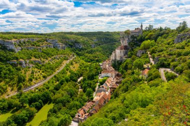 Fransa 'nın Rocamadour kasabasının ünlü dini simgelerine tepeden bakan