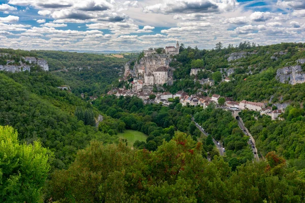 Fransa 'nın Rocamadour kasabasının ünlü dini simgelerine tepeden bakan