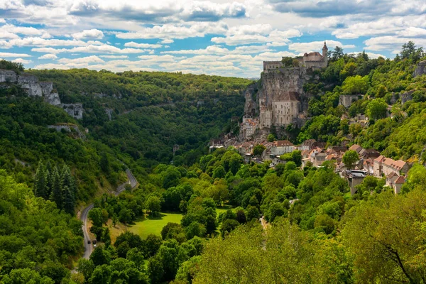 Fransa 'nın Rocamadour kasabasının ünlü dini simgelerine tepeden bakan