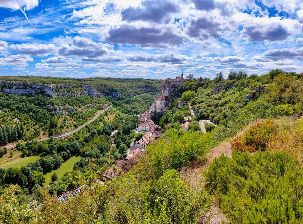 Fransa 'nın Rocamadour kasabasının ünlü dini simgelerine tepeden bakan