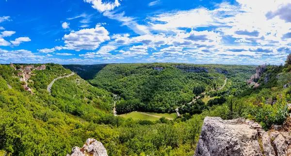 Fransa 'nın Rocamadour kasabasının ünlü dini simgelerine tepeden bakan