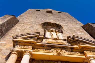 Domme, Fransa - 9 Ağustos 2023: Dordogne Vadisi 'ndeki tarihi Domme köyünde taş evleri olan pitoresk cadde