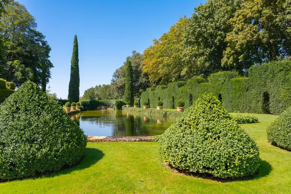 Salignac Eyvigues, Fransa - Ağustos 09.2023: Resimli Eyrignac bahçesi