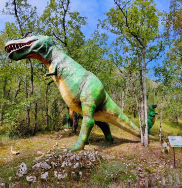 Lacave ve Quercy. 10 Ağustos 2023. Prehisto Dino Parc in Lacave en Quercy Souillac ve Rocamadour, Dordogne, Fransa