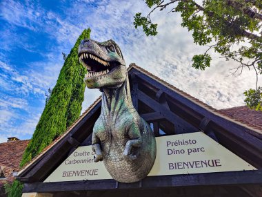 Lacave ve Quercy. 10 Ağustos 2023. Prehisto Dino Parc in Lacave en Quercy Souillac ve Rocamadour, Dordogne, Fransa