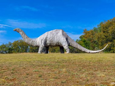 Lacave ve Quercy. 10 Ağustos 2023. Prehisto Dino Parc in Lacave en Quercy Souillac ve Rocamadour, Dordogne, Fransa