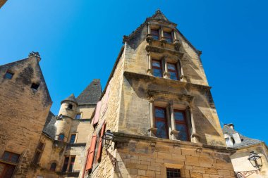 Sarlat-la-Canda, Dordogne, Fransa - 11 Ağustos 2023: Resimli ortaçağ ve tarihi Sarlat-la-Canda merkezi, Dordogne, Fransa