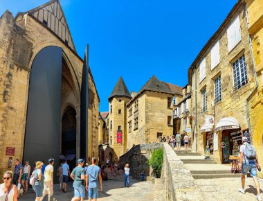 Sarlat-la-Canda, Dordogne, Fransa - 11 Ağustos 2023: Resimli ortaçağ ve tarihi Sarlat-la-Canda merkezi, Dordogne, Fransa