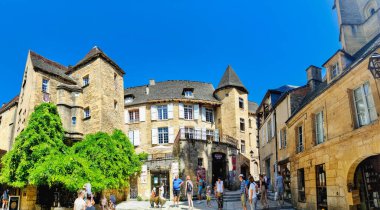 Sarlat-la-Canda, Dordogne, Fransa - 11 Ağustos 2023: Resimli ortaçağ ve tarihi Sarlat-la-Canda merkezi, Dordogne, Fransa