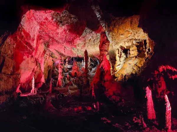 Souillac ile Rocamadour, Lot, Fransa arasındaki Lacave en Quercy 'deki Carbonnires mağaraları