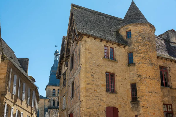 Sarlat-la-Canda, Dordogne, Fransa - 11 Ağustos 2023: Resimli ortaçağ ve tarihi Sarlat-la-Canda merkezi, Dordogne, Fransa