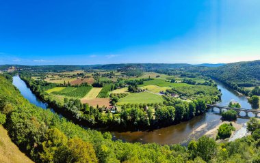 Castelnaud-la-chapelle, Dordogne, Fransa - 14 Ağustos 2023: Dordogne Vadisi 'ndeki Ortaçağ kalesi Castelnaud Kalesi, Perigord Noir, Fransa