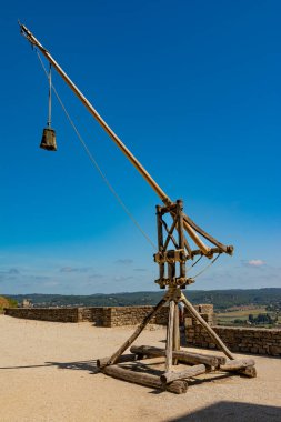 Castelnaud-la-chapelle, Dordogne, Fransa - 14 Ağustos 2023: Dordogne Vadisi 'ndeki Ortaçağ kalesi Castelnaud Kalesi, Perigord Noir, Fransa