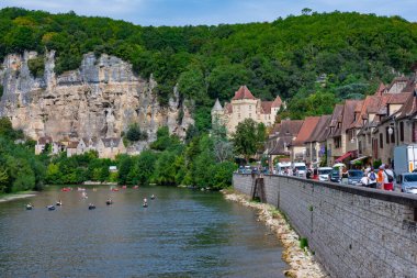La Roque-Gageac, Dordogne, Fransa - 18 Ağustos 2023: Eski şehir La Roque-Gageac. Fransa