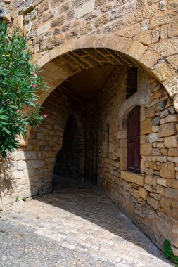 La Roque-Gageac, Dordogne, Fransa - 18 Ağustos 2023: Eski şehir La Roque-Gageac. Fransa