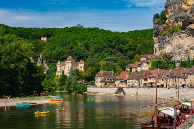 La Roque-Gageac, Dordogne, Fransa - 18 Ağustos 2023: Eski şehir La Roque-Gageac. Fransa