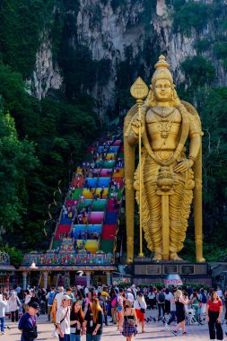 Gombak, Selangor Malezya: 18 Nisan 2025: Batu Mağaraları ve Murugan heykeli (Hindu Savaş Tanrısı) Kartikeya, Skanda, Subrahmanya ve Shanmukha olarak da bilinir..