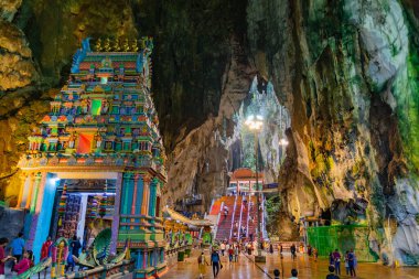 Gombak, Selangor Malezya: 18 Nisan 2025: Batu Mağaraları ve Murugan heykeli (Hindu Savaş Tanrısı) Kartikeya, Skanda, Subrahmanya ve Shanmukha olarak da bilinir..