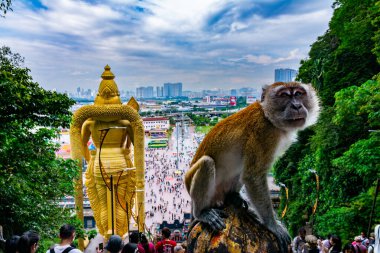 Gombak, Selangor Malezya: 18 Nisan 2025: Batu Mağaraları ve Murugan heykeli (Hindu Savaş Tanrısı) Kartikeya, Skanda, Subrahmanya ve Shanmukha olarak da bilinir..