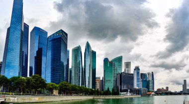 Singapur 8 Nisan 2025. Marina Bay Sands ile Singapur 'un ufuk çizgisi, Merlion finans bölgesi. Singapur, Malezya 'nın güneyinde bir ada-şehir devleti..