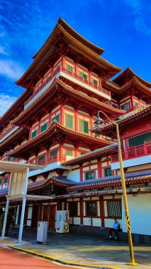Buddha Tooth Relic Tapınağı Singapur Chinatown bölgesinde yer alan bir Budist tapınağı olduğunu.