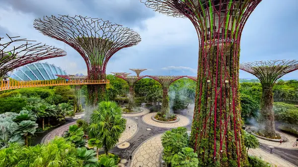 SINGAPORE - 8 Nisan 2025: Körfez ve Singapur 'daki Marina Körfezi Kumları' nın Bahçeleri