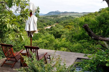 Güney Afrika 'nın Badplaas kenti yakınlarındaki Nkomazi Oyun Rezervinden Komati Nehri' ne bakın.