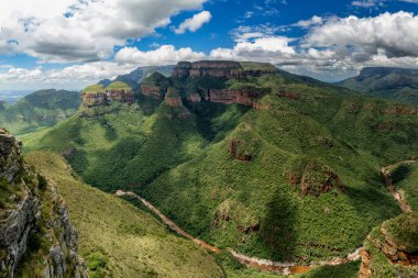 Güney Afrika 'nın Mpumalanga Eyaleti' ndeki Panorama Rotası boyunca yükseltilerin, Blyde Nehri Kanyonu 'nun ve Üç Rondavel' in manzarası.