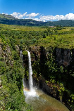 Güney Afrika 'nın Mpumalanga Eyaleti' ndeki Panorama Rotası boyunca yükseltilerin ve Mac Şelalelerinin Panorama Manzarası