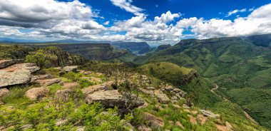  Güney Afrika 'nın Mpumalanga Eyaleti Panorama Rotası boyunca Blyde Nehri Kanyonu' ndaki Blyde Nehri Barajı ve Panorama Manzarası
