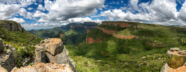 パノラマビュー南アフリカのムプマランガ州のパノラマルートに沿って ハイブリッド川渓谷と3つのロンダベル — ストック写真