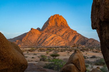 Sunrise 'daki Spitzkoppe. Namibya 'nın Namibya çölünde Usakos ve Swakopmund arasında bir grup kel granit zirvesi. Bu Spitzkoppe..