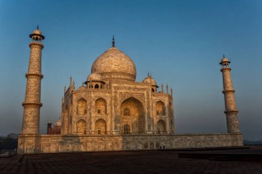 Taj Mahal sabahın erken saatlerinde gün doğumunda - Agra - Hindistan
