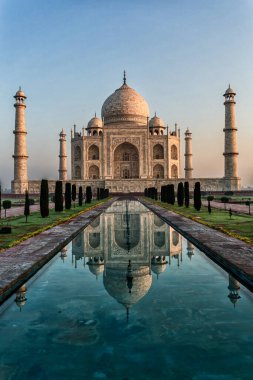 Taj Mahal sabahın erken saatlerinde gün doğumunda - Agra - Hindistan