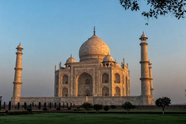 Taj Mahal sabahın erken saatlerinde gün doğumunda - Agra - Hindistan
