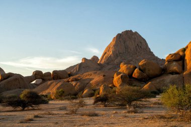 Çölde Spitzkoppe. Namibya 'nın Namib çölünde öğleden sonra Usakos ve Swakopmund arasında bir grup kel granit zirve yapar. Bu Spitzkoppe..