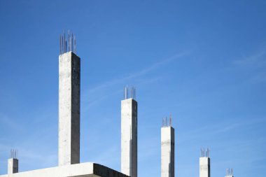 Çelik demirlerle güçlendirilmiş beton. Bir sanayi binasının inşaatı