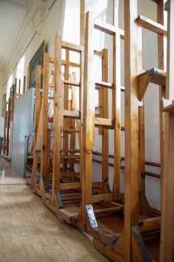  Tahta sehpa sırası. Sanat eğitimi, hobi, grup konsepti eğitimi. Sıra sıra çizim stantları. Dikey çekim 