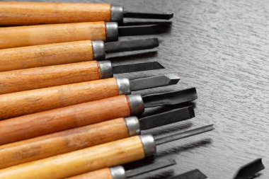 Ahşap oymak için odun keskisi manzarasını kapatın. Bir Odun Oyma Aracı Konsepti Seçmek 