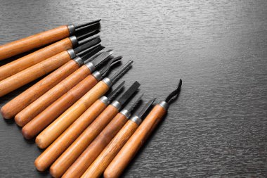 Ahşap oymak için odun keskisi. Metin için alanı kopyala 